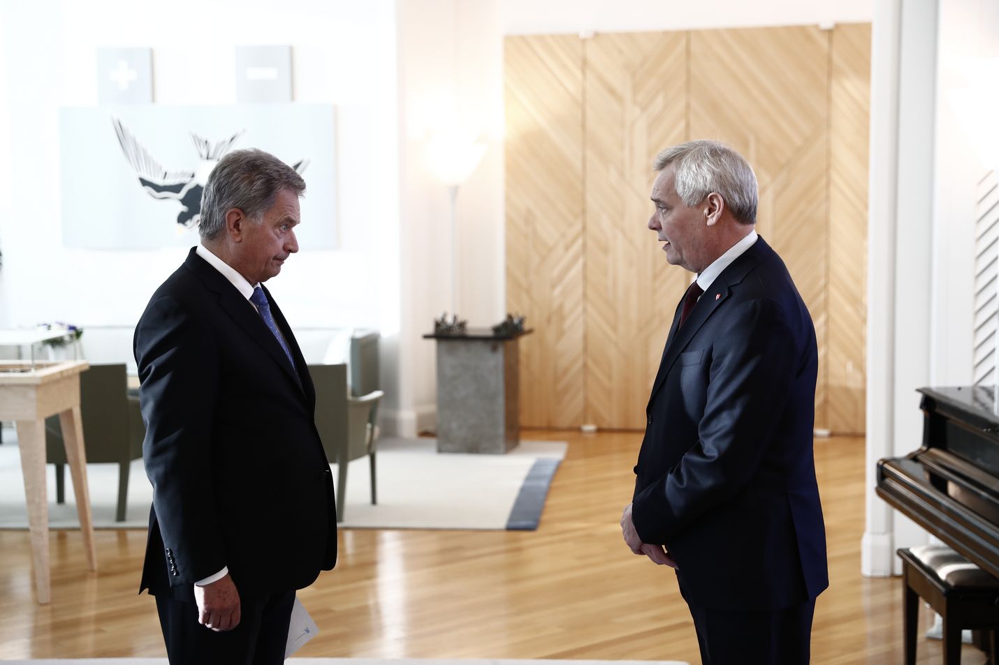 Pääministeri Antti Rinne jätti eronpyyntönsä presidentti Sauli Niinistölle Mäntyniemessä. Rinne kiitti Niinistöä erinomaisesta yhteistyöstä.