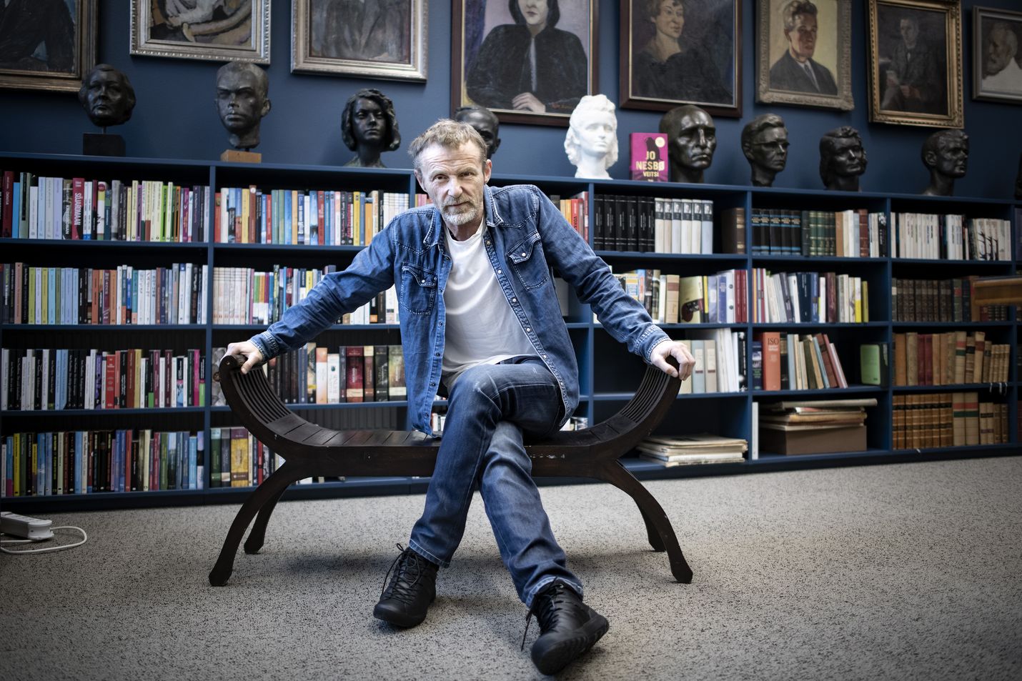 Jo Nesbø sanoo, että tutkimusten mukaan sodan julmuudet kokenut ihminen ei saa jälkikäteen niin syviä traumoja, jos hän on kokenut sodan oikeutetuksi.