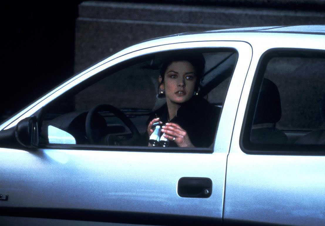 Catherine Zeta-Jones on varkaaksi naamioitunut vakuutustutkija romanttisessa trillerissä Ansa viritetty.
