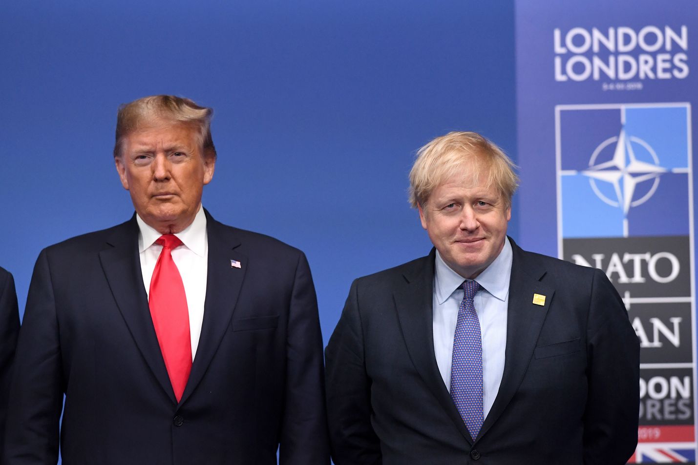 Presidentti Donald Trumpia ei paljon kokouksen pääpäivän alussa hymyilyttänyt, kun Boris Johnson (oik.) otti hänet vastaan.