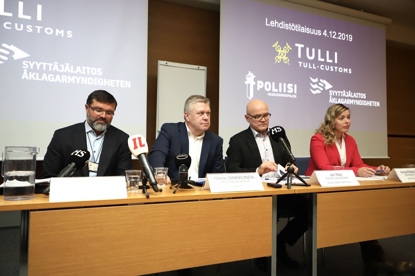 Poliisiviranomaiset ja Tulli pitävät parhaillaan tiedotustilaisuutta, jossa kerrotaan Silkkitiehen liittyvistä rikostutkinnoista.