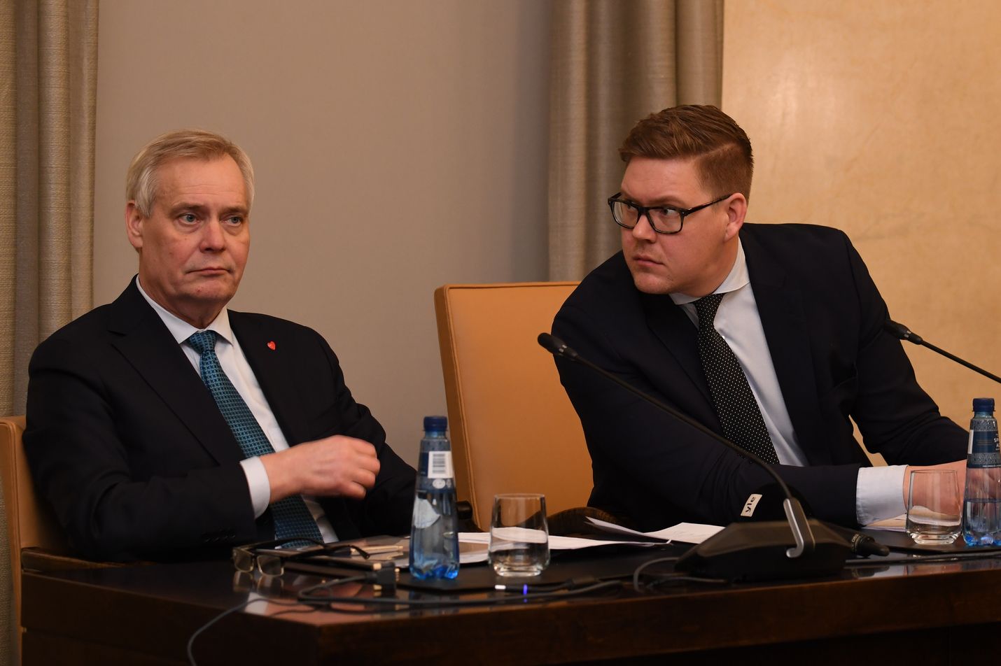 Sdp:n puheenjohtaja Antti Rinne toimii hallitustunnustelijana. Suurimman eduskuntaryhmän sdp:n puheenjohtaja Antti Lindtman oli kutsunut koolle eduskuntaryhmien ja puolueiden puheenjohtajat.
