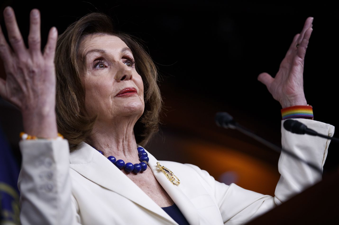Yhdysvaltojen edustajainhuoneen puhemies Nancy Pelosi ilmoitti torstaina pyytäneensä oikeusvaliokuntaa aloittamaan virkasyytteen laatimisen.