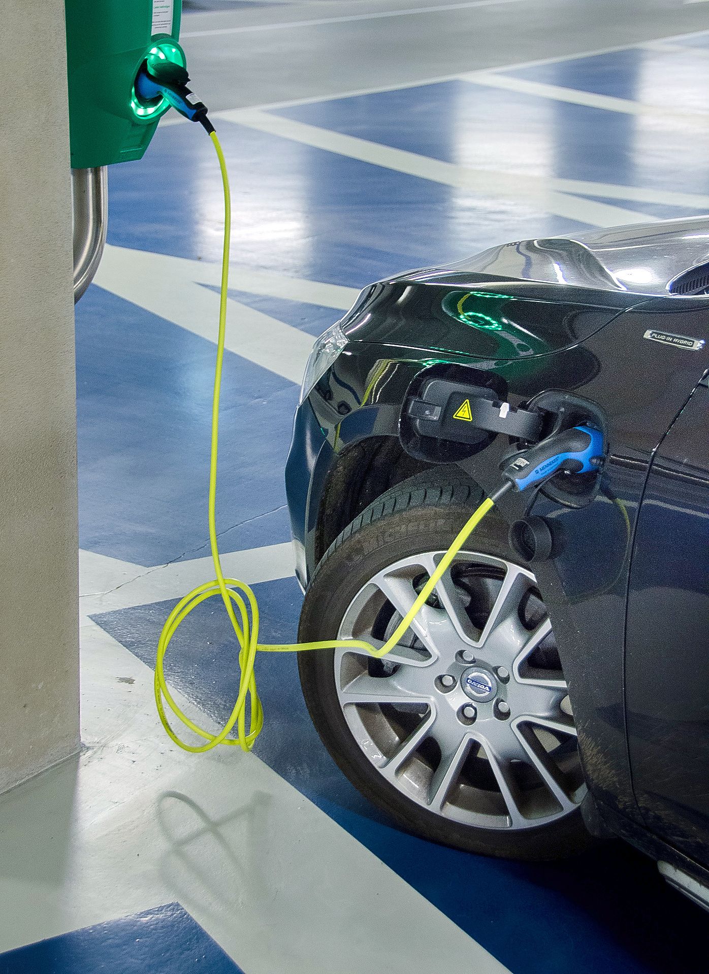 Taloyhtiöitä ollaan velvoittamassa rakentamaan sähköautojen latauspisteitä.