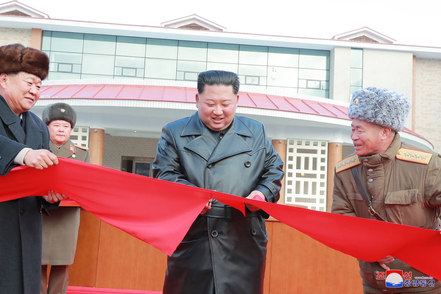 Pohjois-Korean johtaja Kim Jong-un (kesk.) avasi sunnuntaina Yangdokin maakunnan kuumien lähteiden kulttuurisen vapaa-ajan keskuksen.