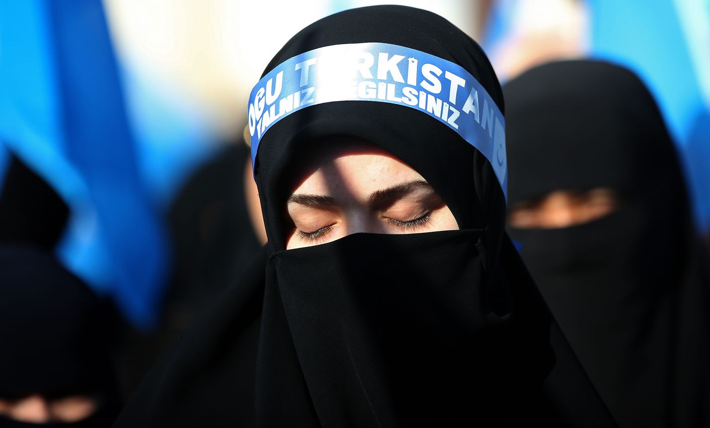 Musliminainen osallistui lauantaina Turkin Istanbulissa protestiin, jossa osoitettiin mieltä sitä vastaan, miten Kiina kohtelee uiguurivähemmistöään.