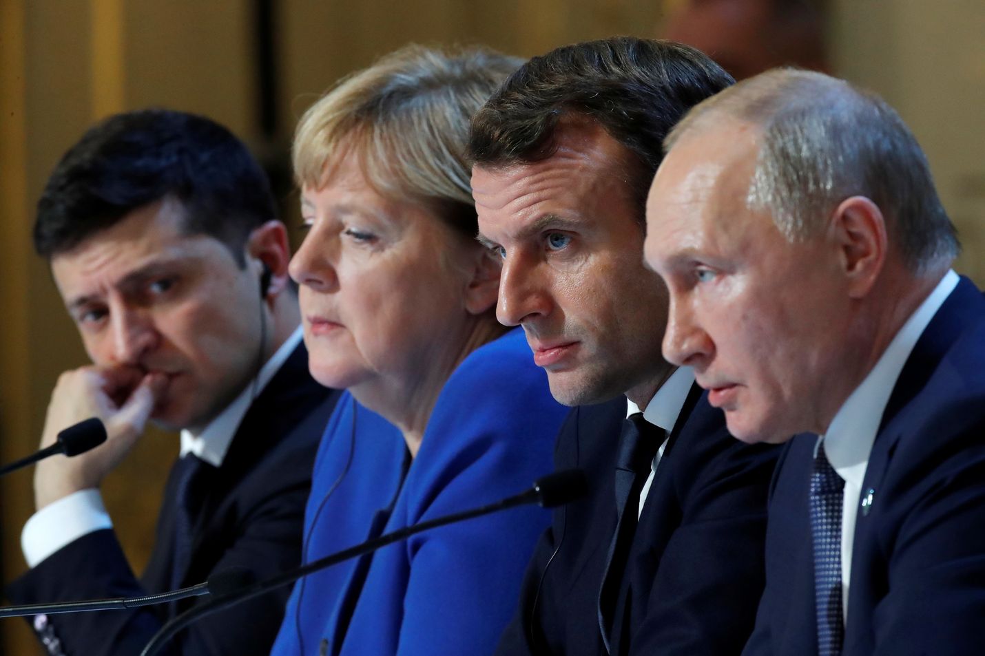 Ukrainan presidentti Volodymyr Zelenskyi (vas.) tapasi ensimmäistä kertaa Venäjän presidentin Vladimir Putinin (oik.). Tapaamisessa olivat mukana myös Saksan liittokansleri Angela Merkel ja Ranskan presidentti Emmanuel Macron.