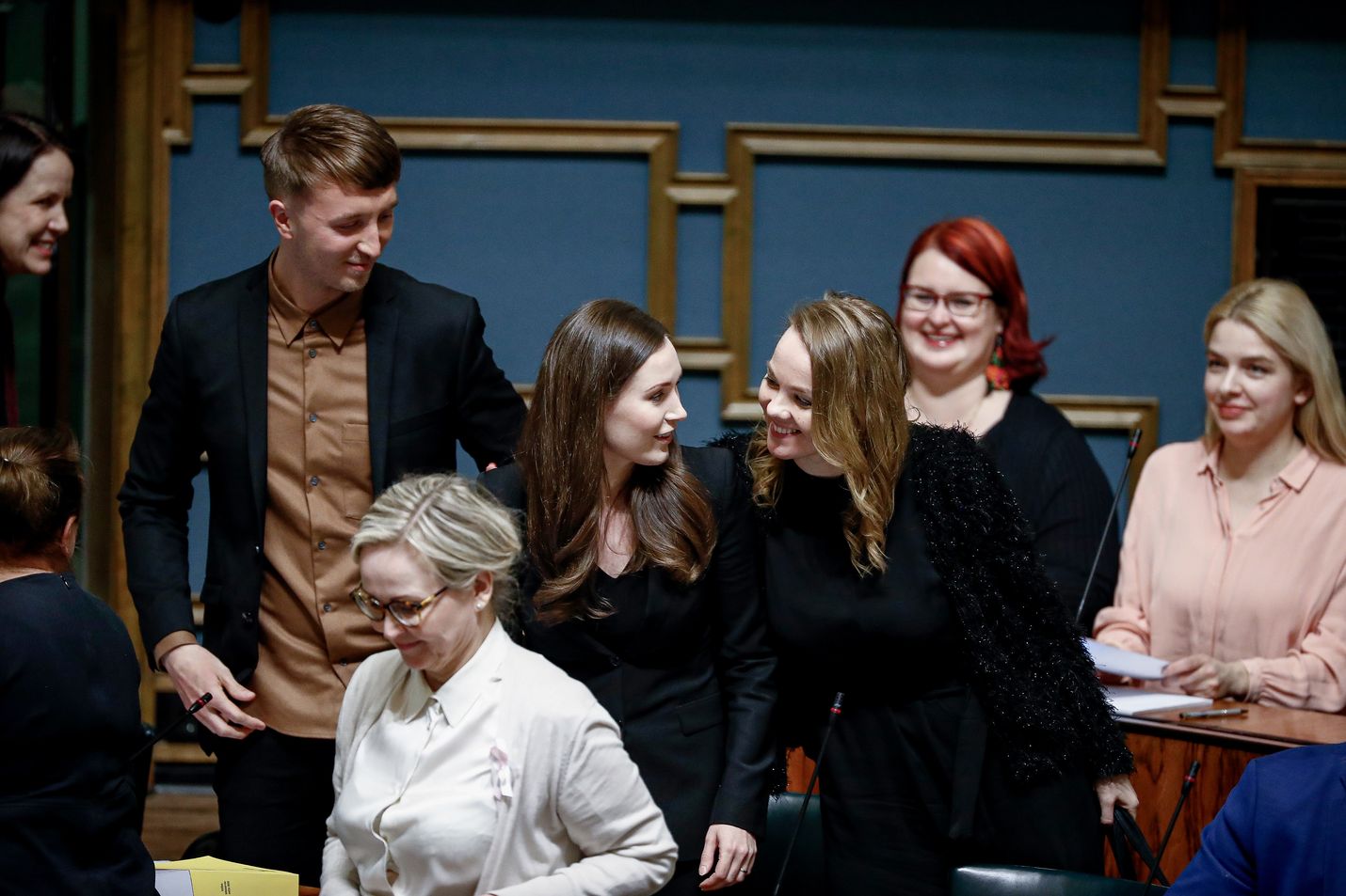 Keskustan puheenjohtaja Katri Kulmuni onnitteli Sanna Marinia heti eduskunnan pääministeriäänestyksen jälkeen.