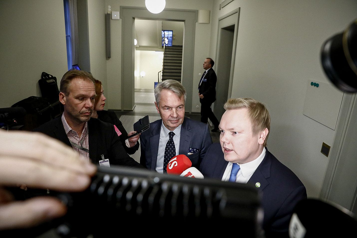 Keskustan eduskuntaryhmän puheenjohtaja Antti Kurvinen on taas tulessa. Nyt selvitellään jälleen kerran, mikä on puolueen kanta al-Holin leirin lasten ja äitien palautuksiin.