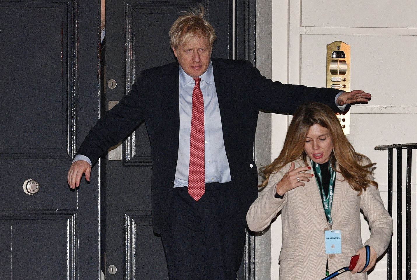 Britannian pääministeri Boris Johnson poistui Lontoossa konservatiivien päämajasta aikaisin perjantaina yhdessä tyttöystävänsä Carrie Symondsin kanssa.