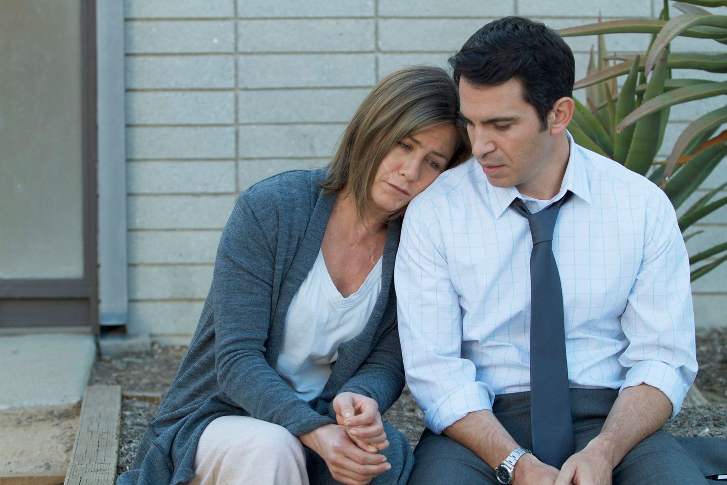 Jennifer Aniston taistelee kipujensa kanssa Cake-draamassa, Sam Worthington lohduttaa.