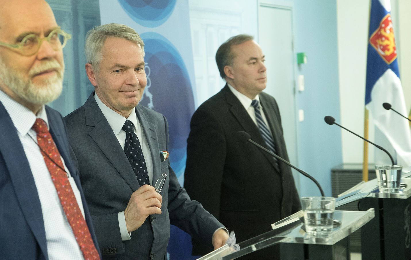 Valtiosihteeri Matti Anttonen, ulkoministeri Pekka Haavisto (vihr.) ja alivaltiosihteeri Pekka Puustinen kommentoivat ulkoministeriön al-Hol-kantaa keskiviikon tiedotustilaisuudessa.