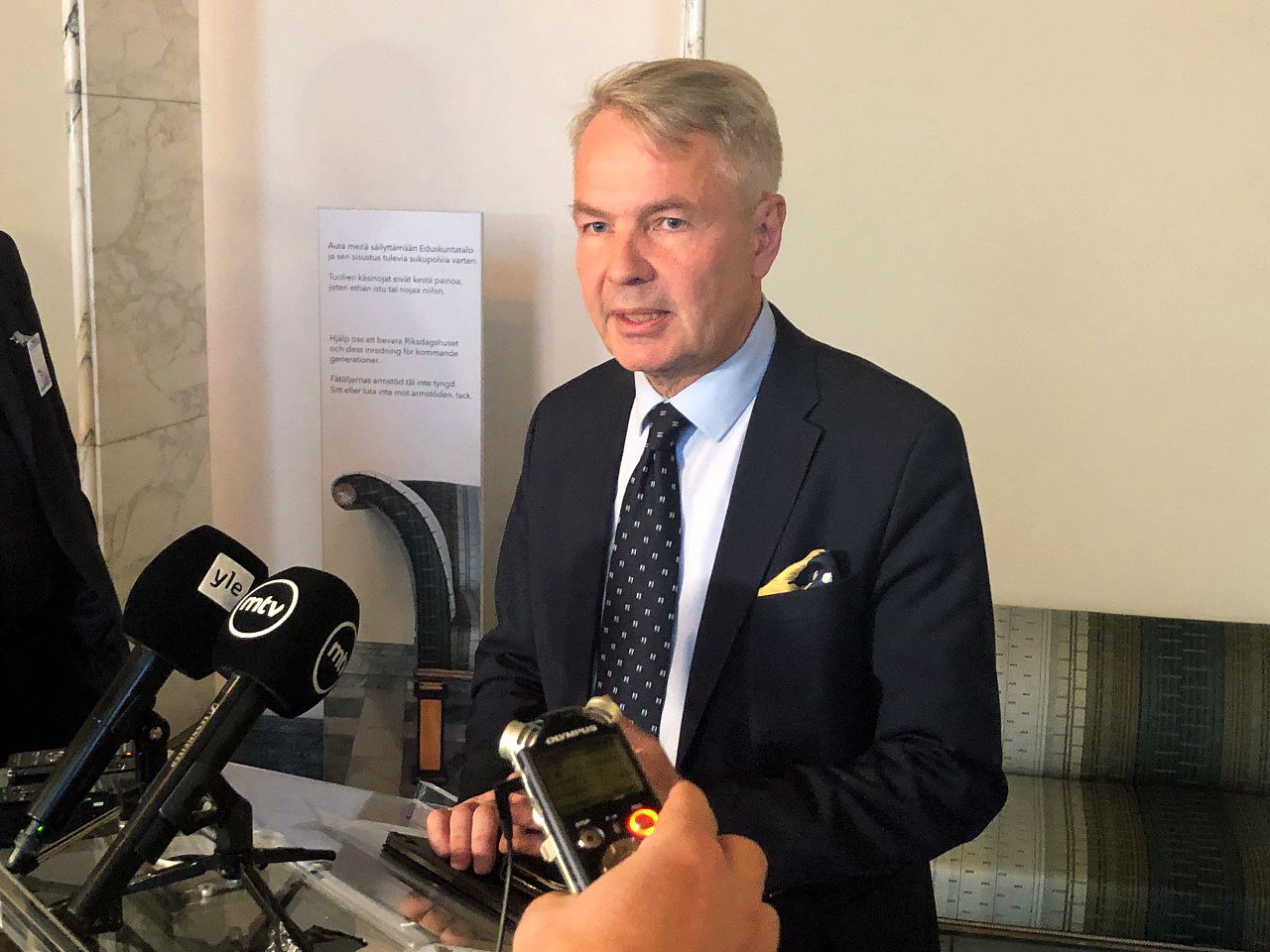 Ulkoministeri Pekka Haavisto (kuvassa) on antanut vaihtelevia selityksiä konsulipäällikkö Pasi Tuomisen kohtelusta al Hol -jupakassa.