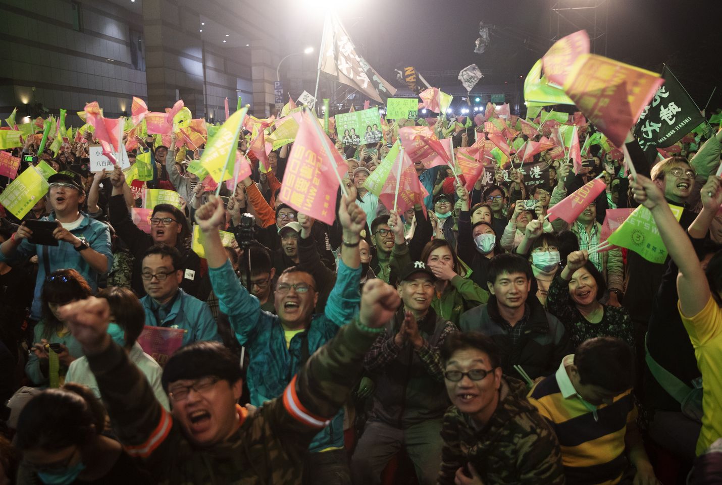 Presidentti Tsai Ing-Wenin kannattajat juhlivat vaalivoittoa Taipein kaduilla viikonloppuna.
