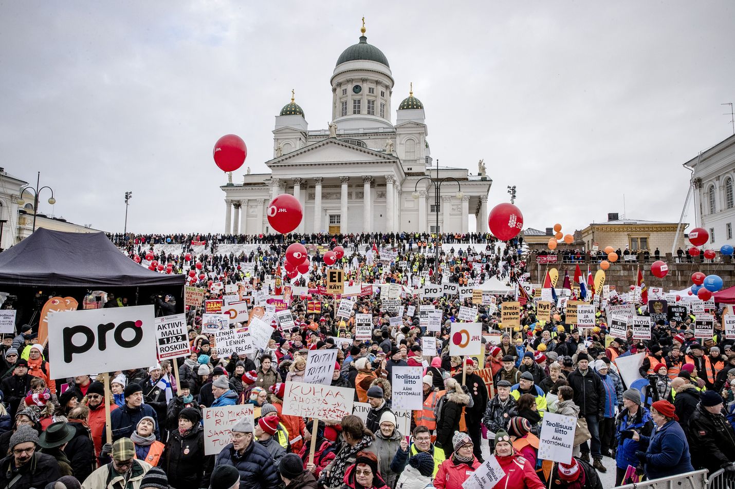 Teknologiateollisuus päätti lopettaa jäsenyrityksissään ay-jäsenmaksujen perimisen Ammattiliitto Pron jäsenten palkasta. Kuvassa mielenosoitus aktiivimallia vastaan Helsingissä helmikuussa 2018.