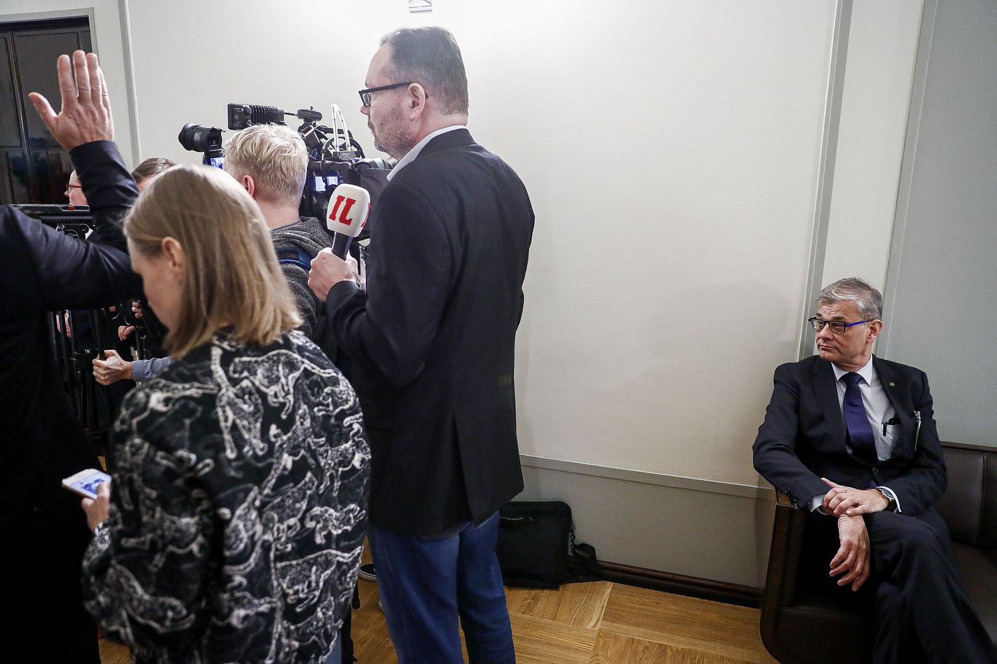 Konsulipäällikkö Pasi Tuominen odotti vuoroaan eduskunnan perustuslakivaliokunnan kuultavaksi