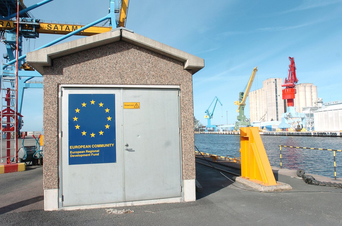 Kirjoittaja huomauttaa, että Suomi liittyi Euroopan unioniin kansan enemmistön tahdosta.