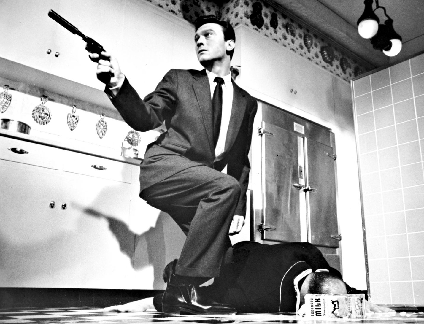 Kylmän sodan jännäriklassikossa muutama sotavanki palaa Korean sodasta sankareina aavistamatta sitä, että eräs heistä on aivopesty käskyä odottavaksi salamurhaajaksi. Kuvassa Raymond Shaw (Laurence Harvey).