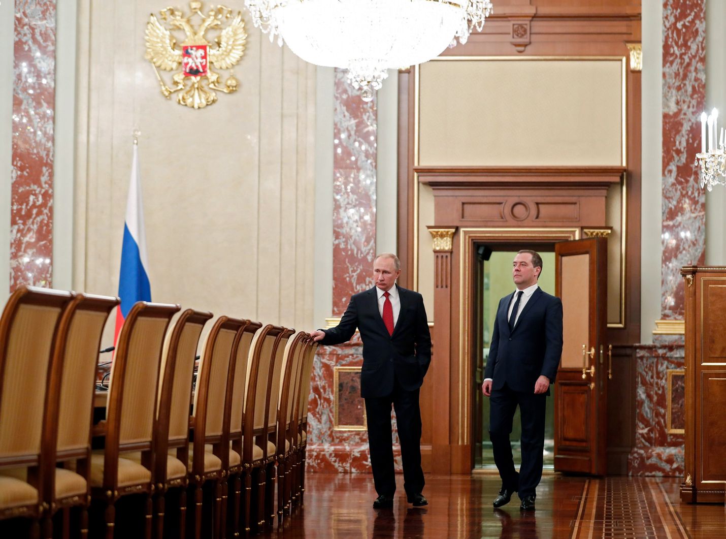 Venäjän johtotandemissa Vladimir Putin on määrännyt tahdin. Presidentti Putin tulossa pääministeri Dmitri Medvedevin kanssa hallituksen kokoukseen keskiviikkona.