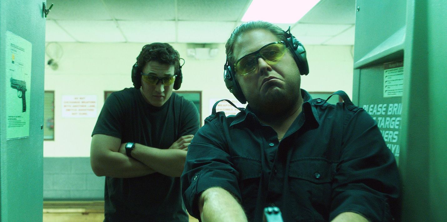 War Dogs -elokuvassa kaksi kaverusta aloittaa asekaupan Irakin sodan aikana, mutta huomaavat pian haukanneensa aivan liian ison palan. Pääosissa ovat Miles Teller ja Jonah Hill (kuvassa).