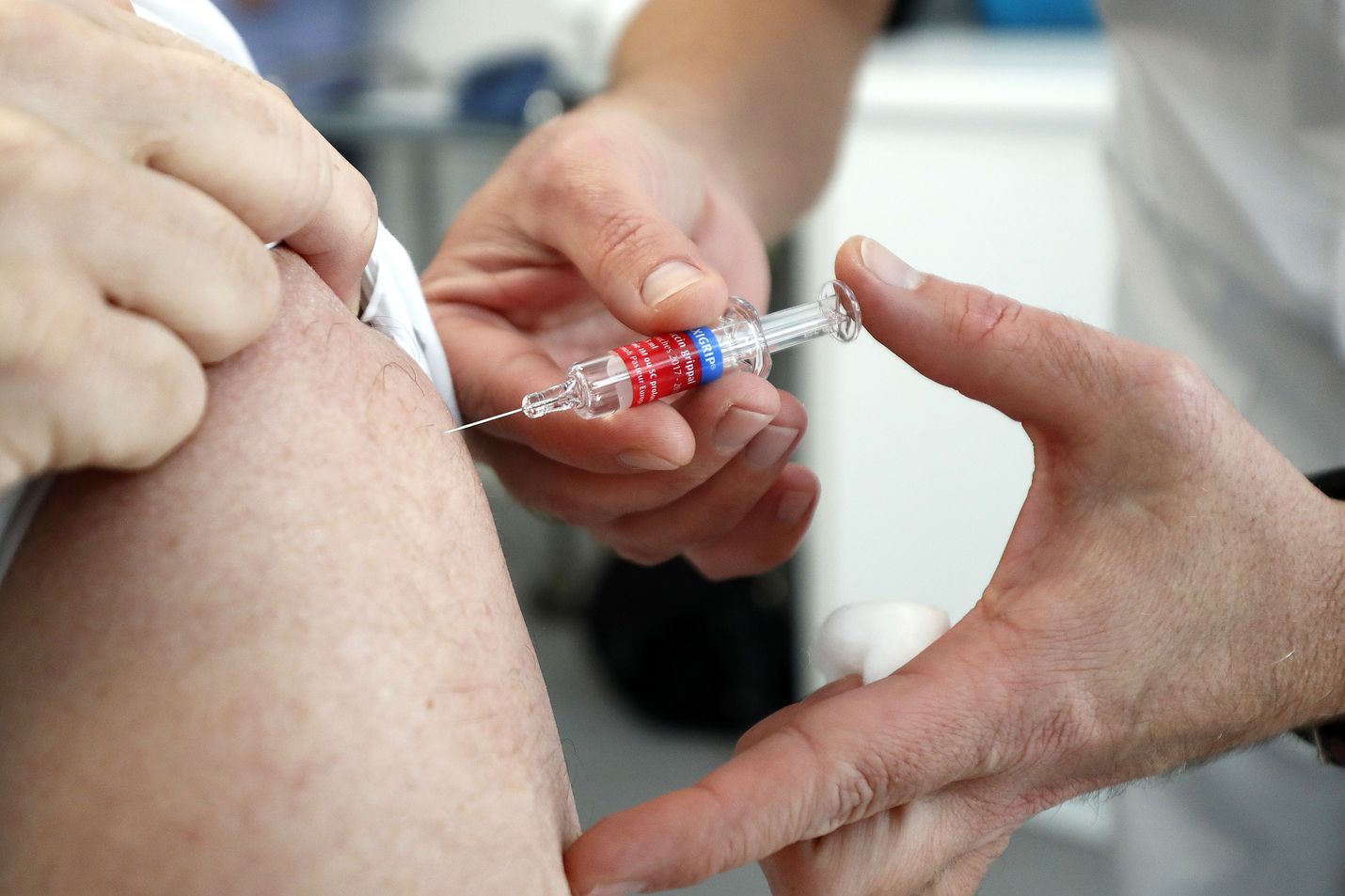 Suomessa rokotetaan influenssaa vastaan entistä enemmän, mutta keskustelu käy kiivaana, että kannattaako se. 