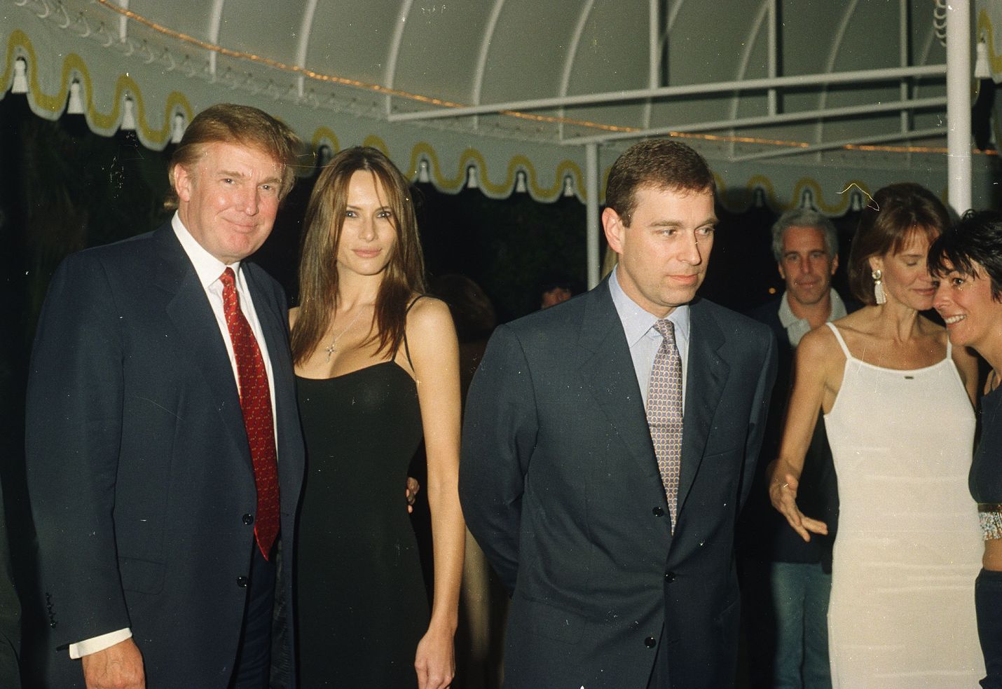Nykyinen presidentti Donald Trump, vaimo Melanie Trump, Prinssi Andrew ja taustalla Jeffrey Epstein kuvattiin samoissa juhlissa.