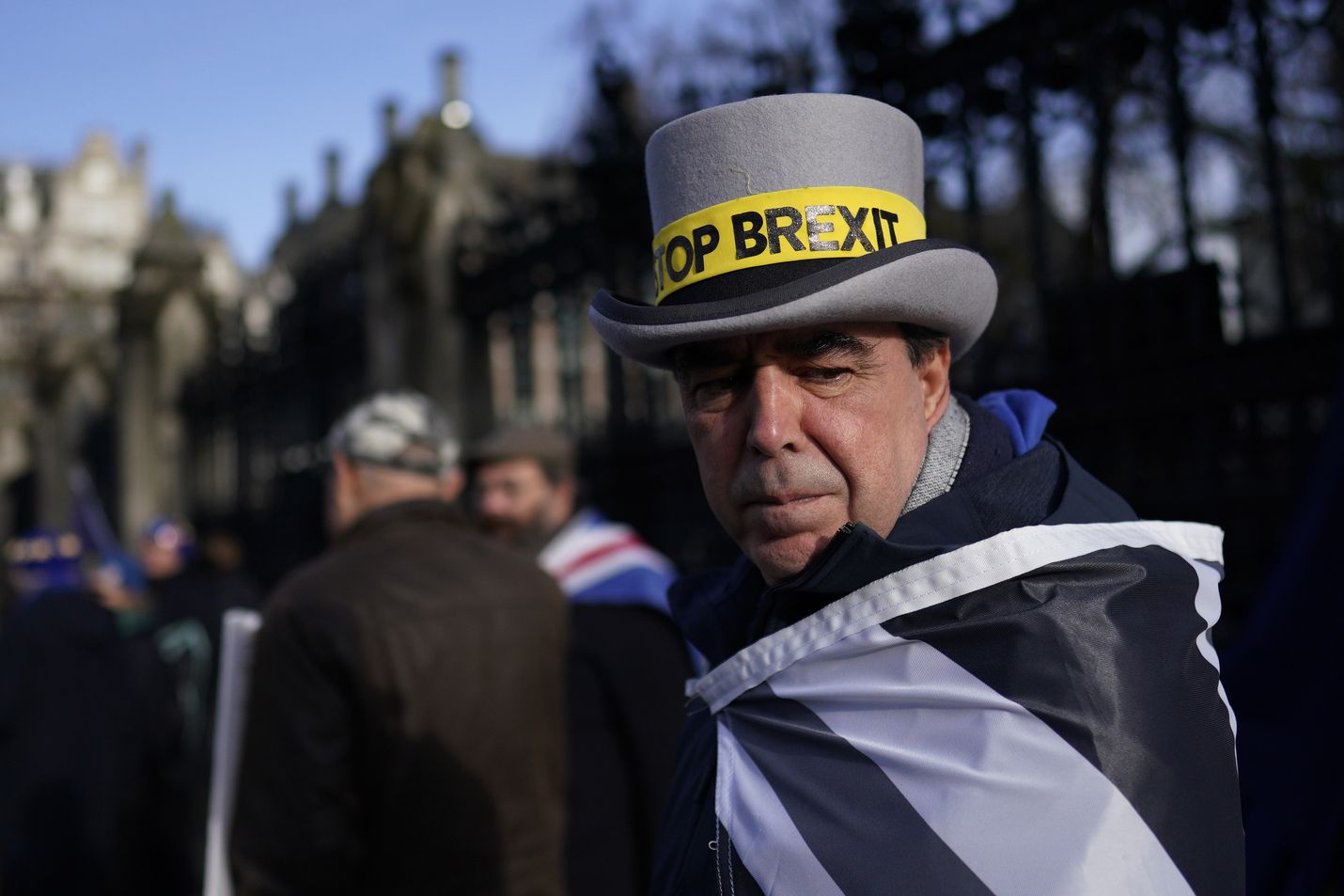 Britannian EU-ero ja sen takana oleva populismi ovat merkkejä uudesta maailmanjärjestyksestä. Brexitin vastustaja jäi yksin mielenosoituksen laidalle Lontoossa.