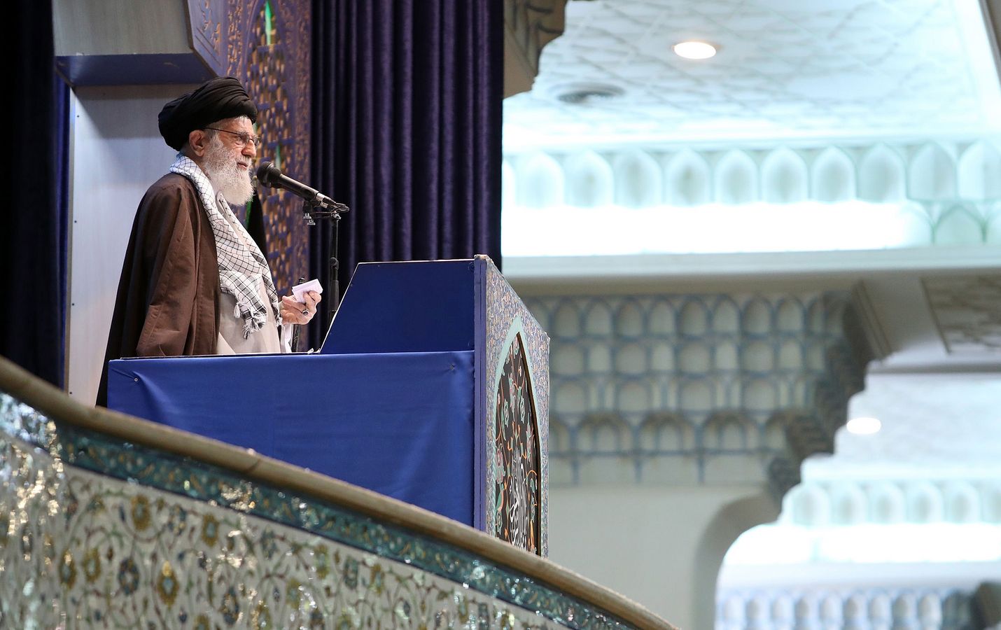 Iranin ylin johtaja ajatollah Ali Khamenei johti perjantairukousta ensimmäistä kertaa kahdeksaan vuoteen Iranin pääkaupungissa Teheranissa viikonloppuna.
