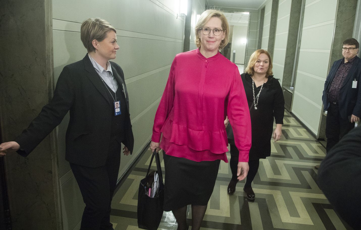 Työministeri Tuula Haatainen kertoi panevan luottamuksensa kolmikantaiseen työllisyystoimien valmisteluun, vaikka vastuu ratkaisujen löytämisestä on viime kädessä hallituksella.