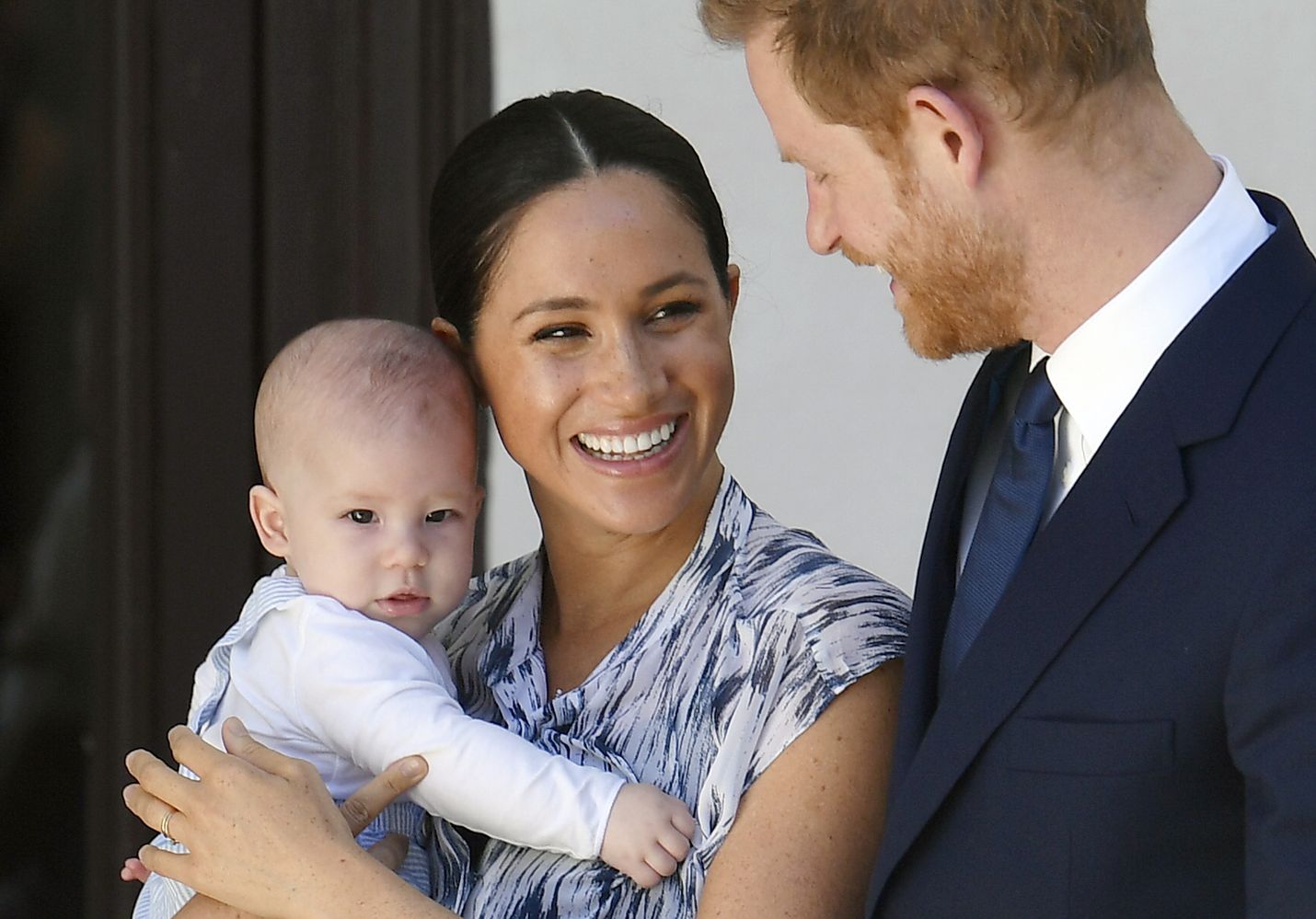 Prinssi Harry, Meghan ja Archie kulkevat nyt virallisesti kohti riippumattomampaa roolia.