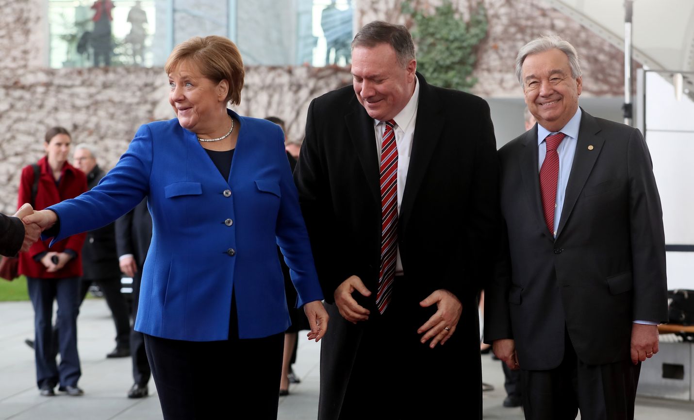 Saksan liittokansleri Angela Merkel johtaa Libya-huippukokousta sunnuntaina Berliinissä. Vieressä ovat paikalle saapuneet Yhdysvaltain ulkoministeri Mike Pompeo ja YK:n pääsihteeri Antonio Guterres.
