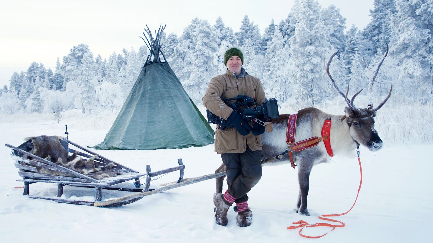 Tunnettu brittiläinen luontokuvaaja Gordon Buchanan matkustaa Lappiin ja opettelee liikkumaan porokyydillä.