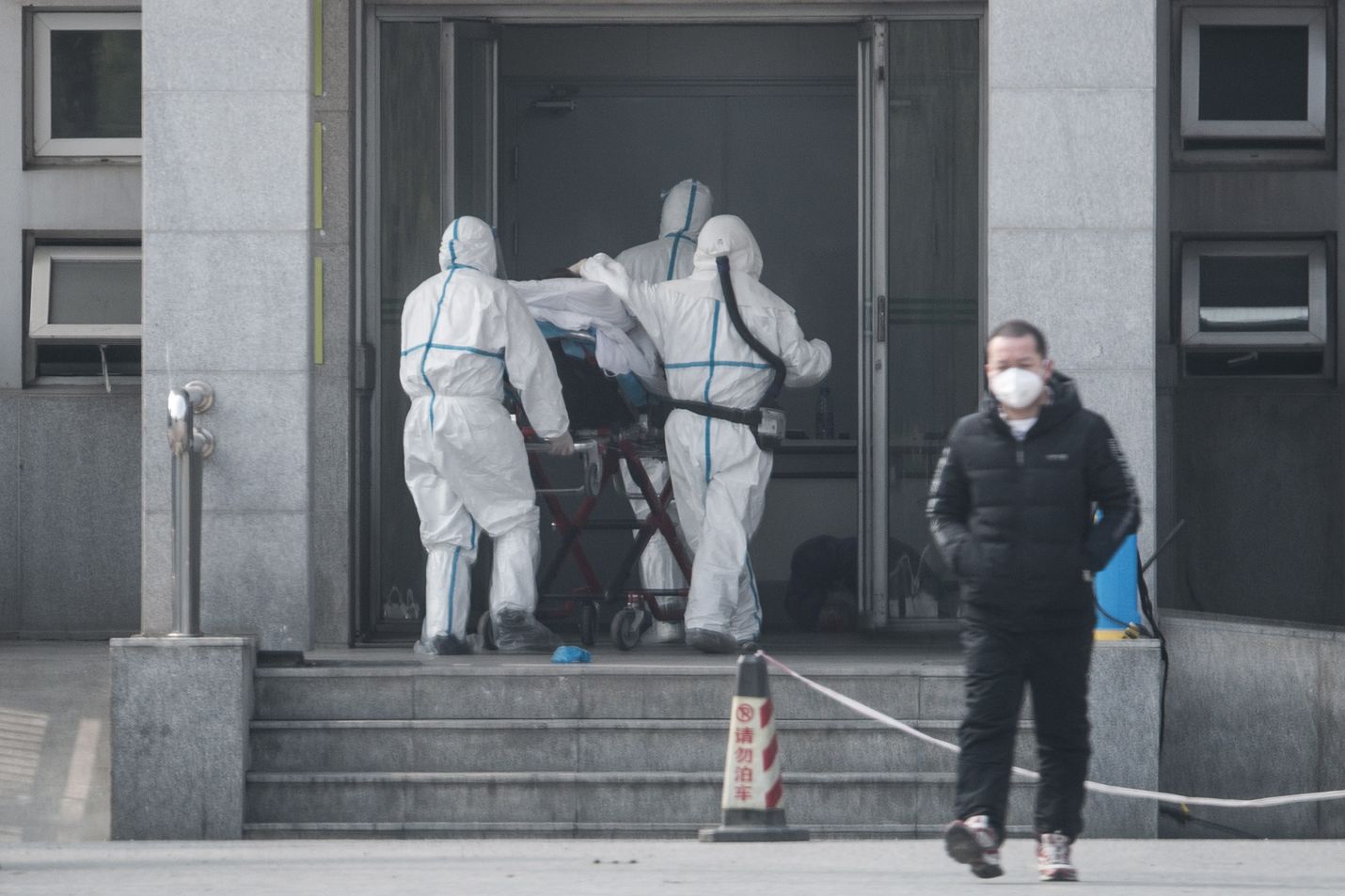 Sairaalan henkilökunta kantoi potilasta Jinyintanin sairaalaan Kiinan Wuhanissa, jossa leviää uudentyyppinen, hengenvaarallinen koronavirus.