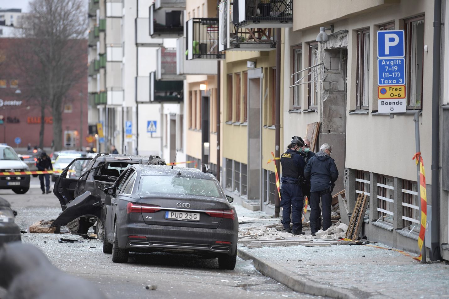 Poliisi tutki viikko sitten maanantaina Tukholman Östermalmilla tapahtunutta räjähdystä. Viime yönä kaupungin lähiöissä tapahtui kaksi peräkkäistä räjähdystä kerrostaloissa.