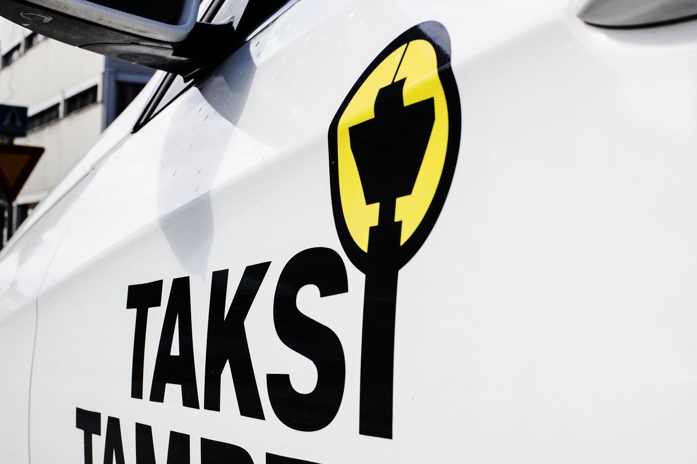 Kilpailu- ja kuluttajaviraston mukaan kuluttajan on pystyttävä tunnistamaan, minkä taksiyhtiön auton kyydin he milloinkin ottavat ja minne mahdolliset valitukset osoitetaan.