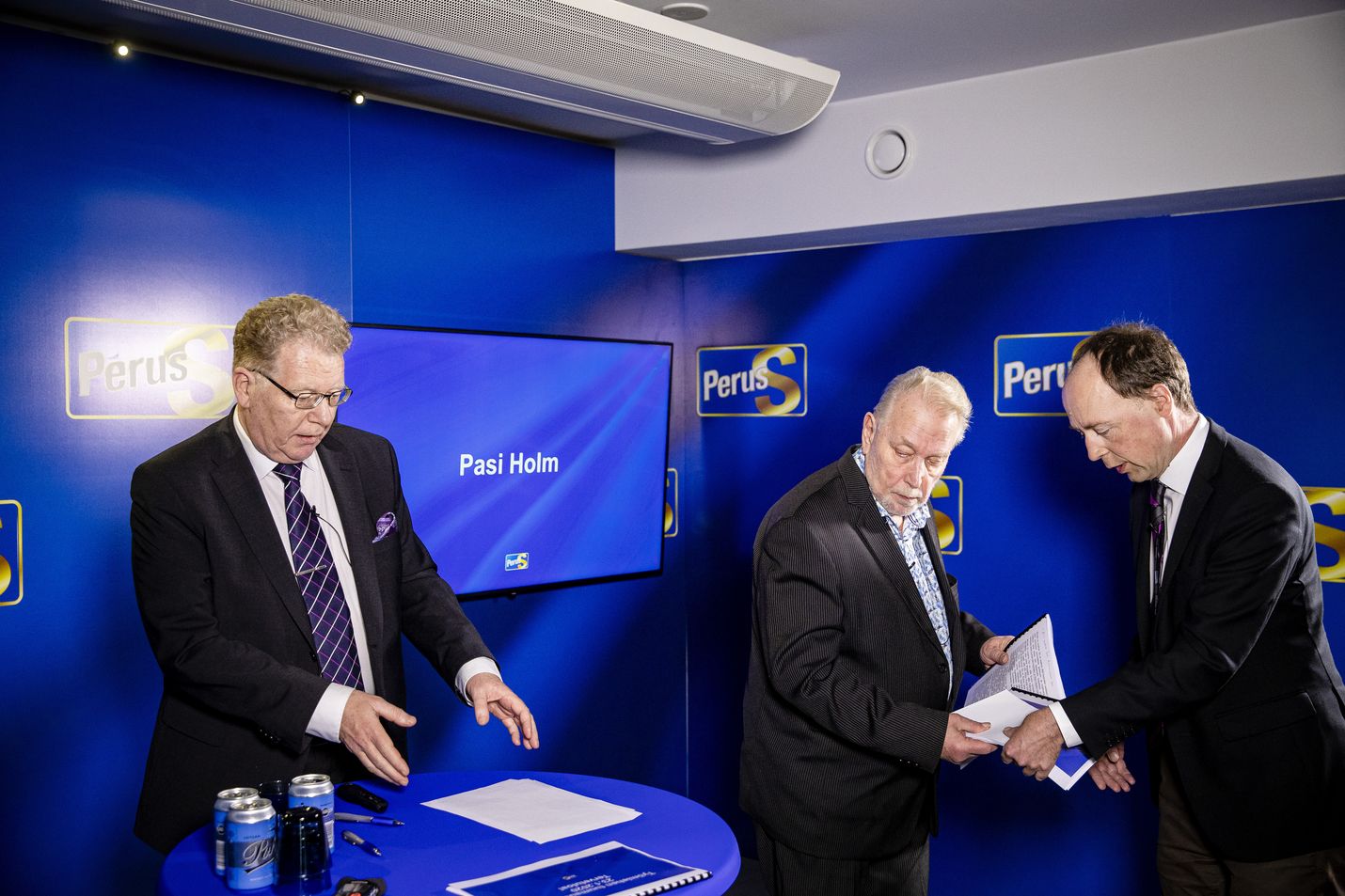 Taloustutkimuksen tutkimuspäällikkö Pasi Holm (vas.), perussuomalaisten viestintävastaava Matti Putkonen ja puheenjohtaja Jussi Halla-aho kertoivat ilmastopolitiikkaa koskevasta selvityksestä torstaina puoluetoimistossa.