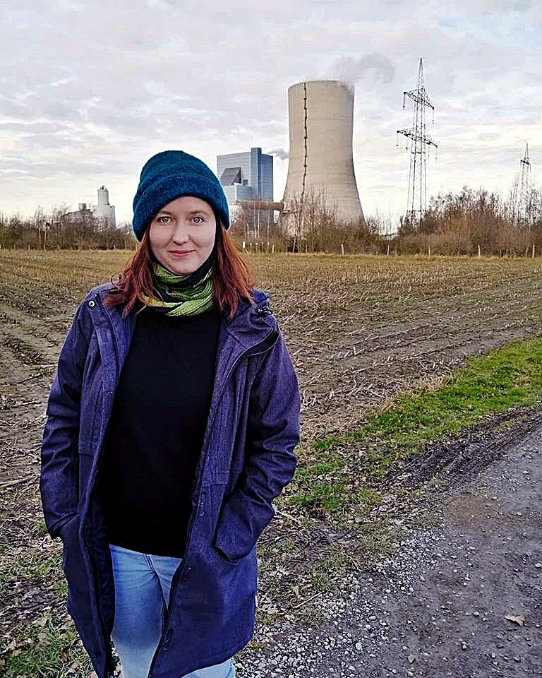 Kathrin Henneberger kertoo Ende Gelände -ryhmänsä suunnittelevan suuria mielenosoituksia, kun Uniper ottaa takana näkyvän uuden Datteln 4 -hiilivoimalan kesällä käyttöön. Uniperista omistaa enemmistön valtio-omisteinen Fortum.