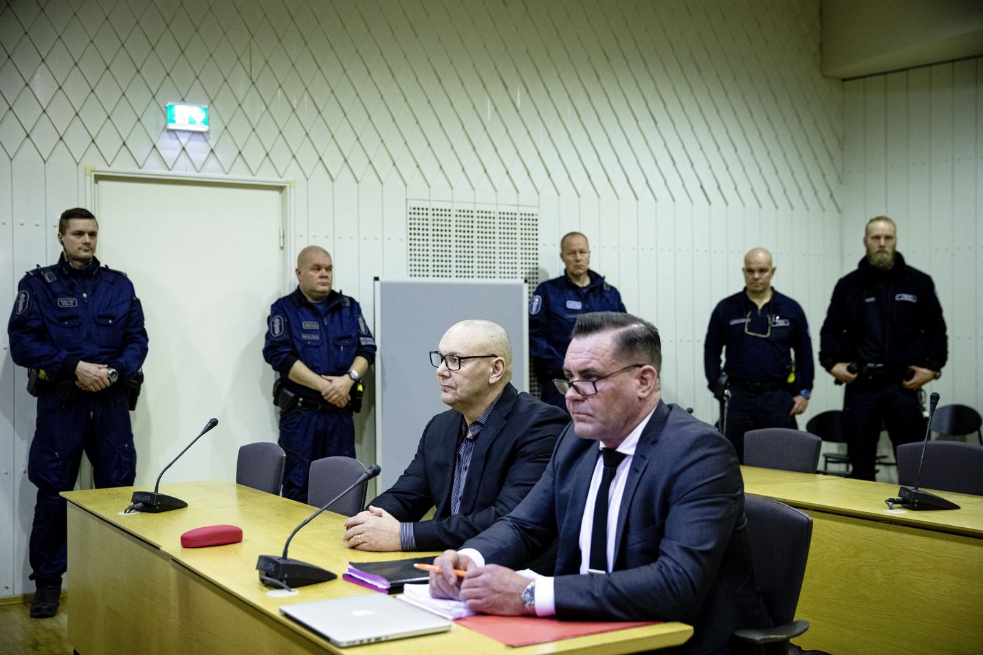 Oikeudenkäynti United Brotherhoodin lakkauttamiseksi käynnistyi Porvoossa tammikuun alussa. Poliisi pitää Tero "Kukkis" Holopaista (vas.) jengin johtajana. Holopainen osallistui oikeudenkäyntiin avustajansa Ilkka Ukkosen kanssa.