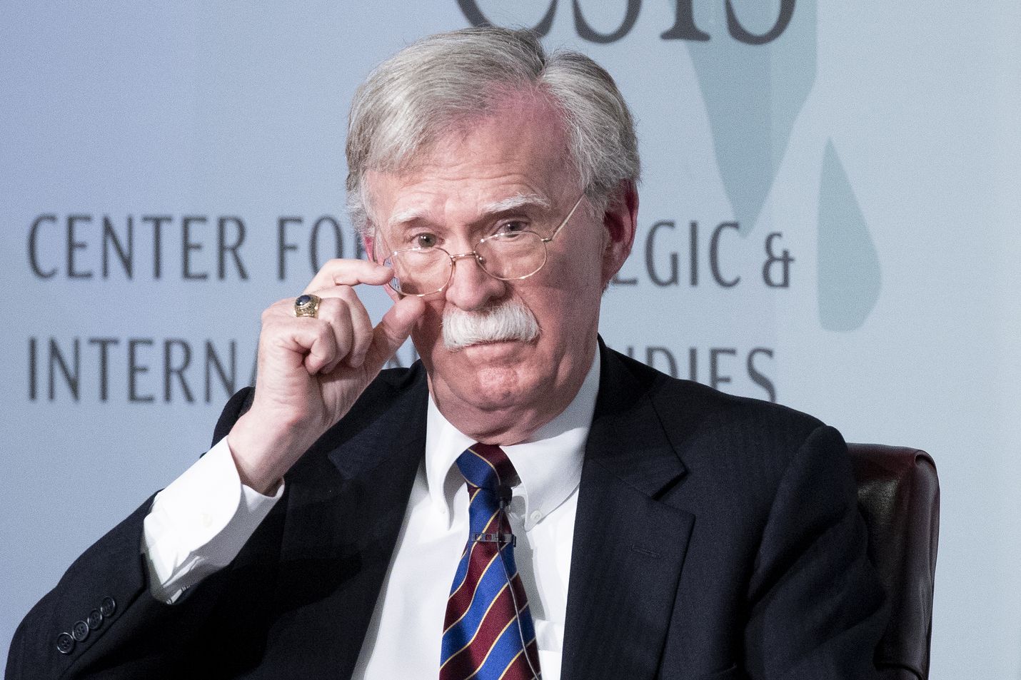 Yhdysvaltojen entinen kansallisen turvallisuuden neuvonantaja John Bolton esittää kirjassaan paljastuksia, jotka horjuttavat presidentti Donald Trumpin puolustuksen väitteitä.