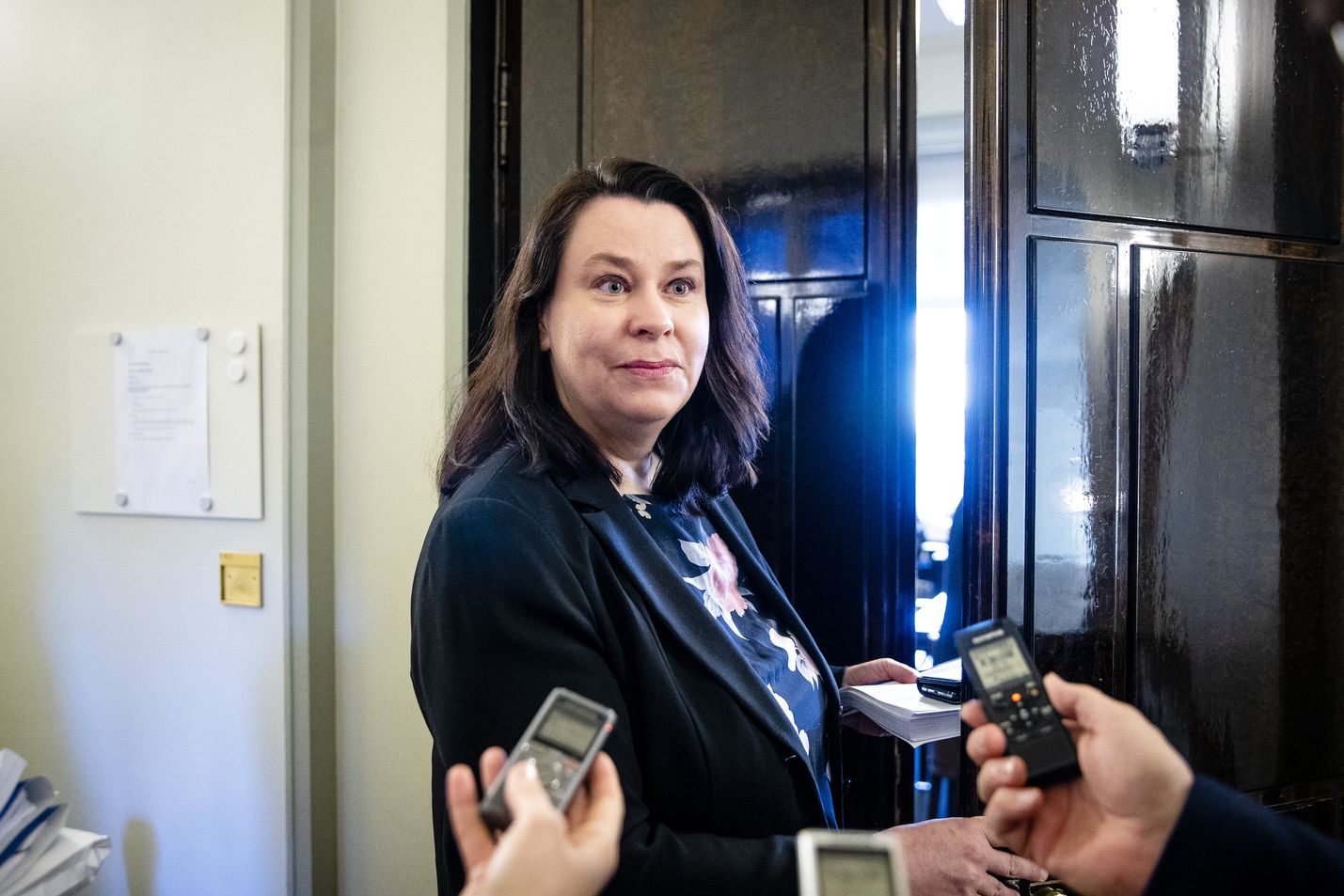 Perustuslakivaliokunnan puheenjohtaja Johanna Ojala-Niemelä kertoi, että ensi keskiviikkona ainakin aloitetaan keskustelu esitutkinnan tarpeellisuudesta.