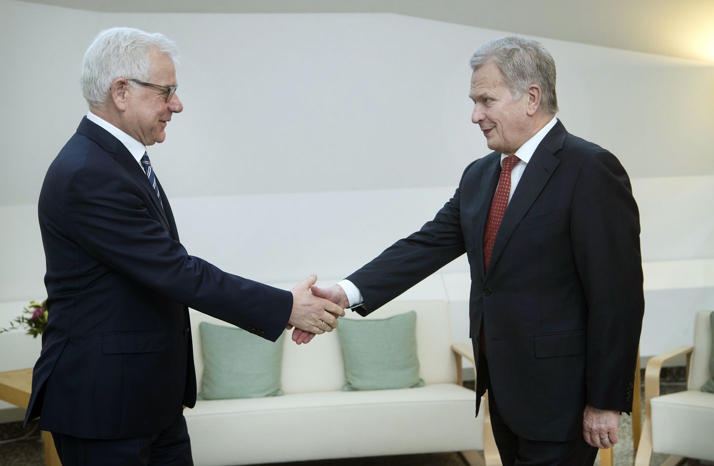 Puolan ulkoministeri Jacek Czaputowicz (vas.) tapasi torstaina presidentti Sauli Niinistön Mäntyniemessä.