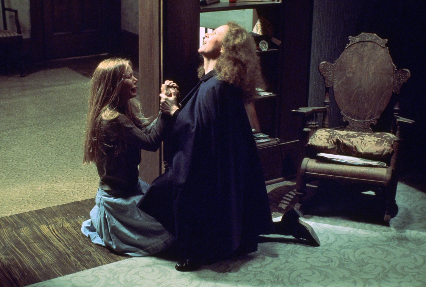 Brian De Palman kauhuklassikossa koulukiusattu teinityttö kostaa helvetillisesti kaikille. Kuvassa Carrie (Sissy Spacek) ja hänen äitinsä Margaret White (Piper Laurie).