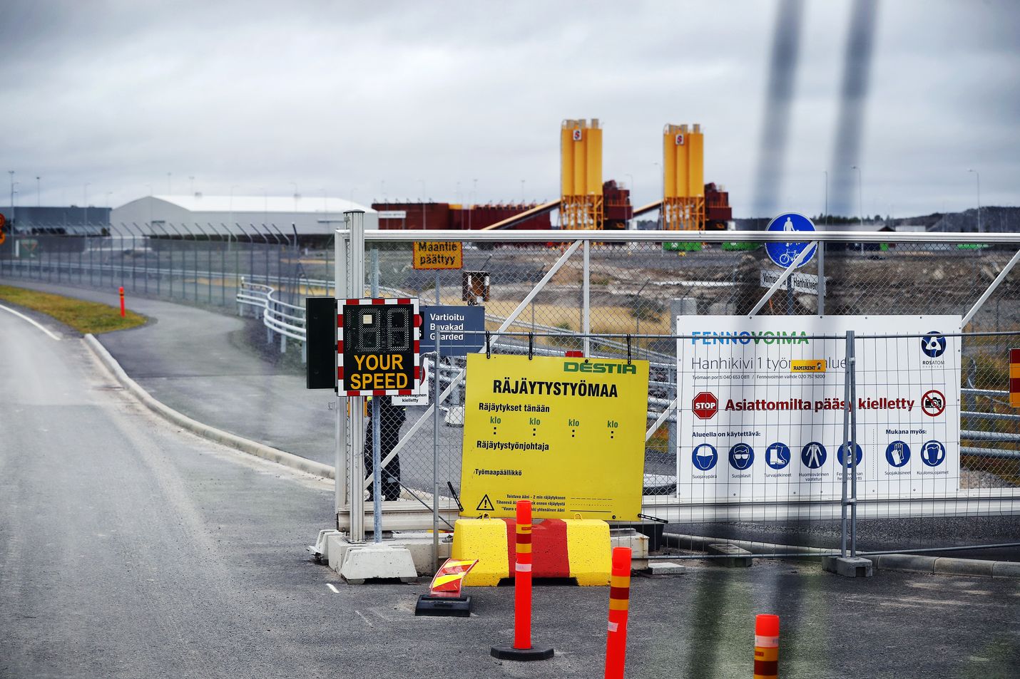 Ydinvoimalahankkeessa on käsiteltävä myös turvallisuusluokiteltuja viranomaisaineistoja. Fennovoima valmistelee Hanhikivi 1 -ydinvoimalaa Pyhäjoelle.