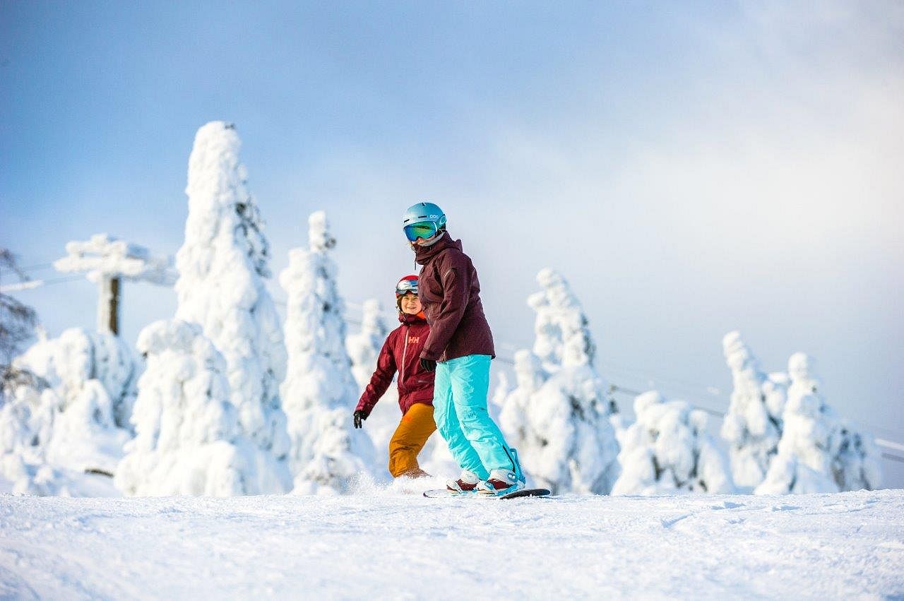Etelä-Suomessa koulujen hiihtolomaviikko on alkanut. Moni perhe suuntaa matkansa kohti pohjoisen laskettelukeskuksia. Etelässä laskettelukeskusten asiakkaat ovat pääasiassa päivävieraita, jotka laskettelevat päivän ja palaavat takaisin kotiinsa.