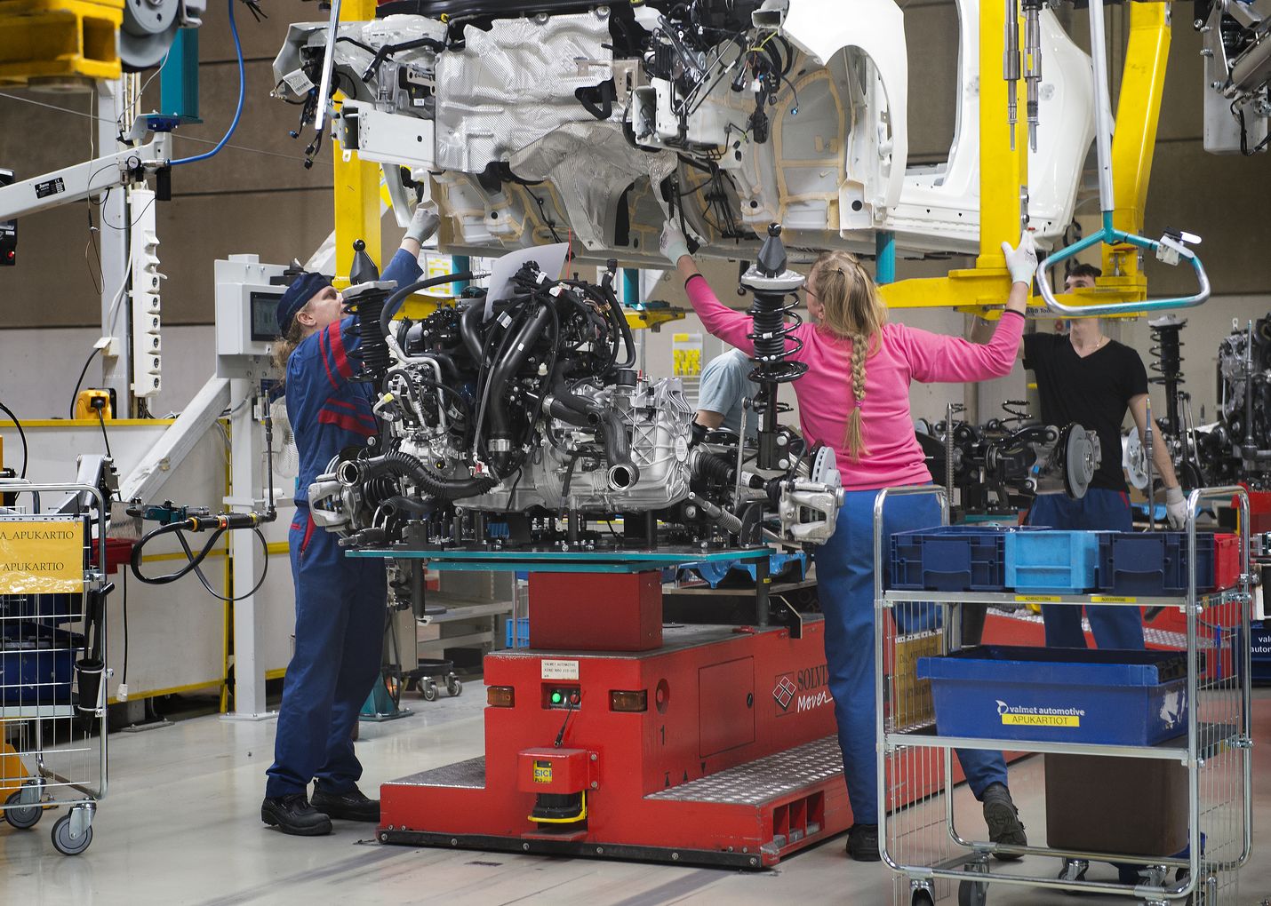 Kiinasta tuodaan paljon osia ja materiaaleja esimerkiksi elektroniikka- ja autoteollisuuden tarpeisiin. Kuvituskuva Valmet Automotiven Uudenkaupungin autotehtaalta.