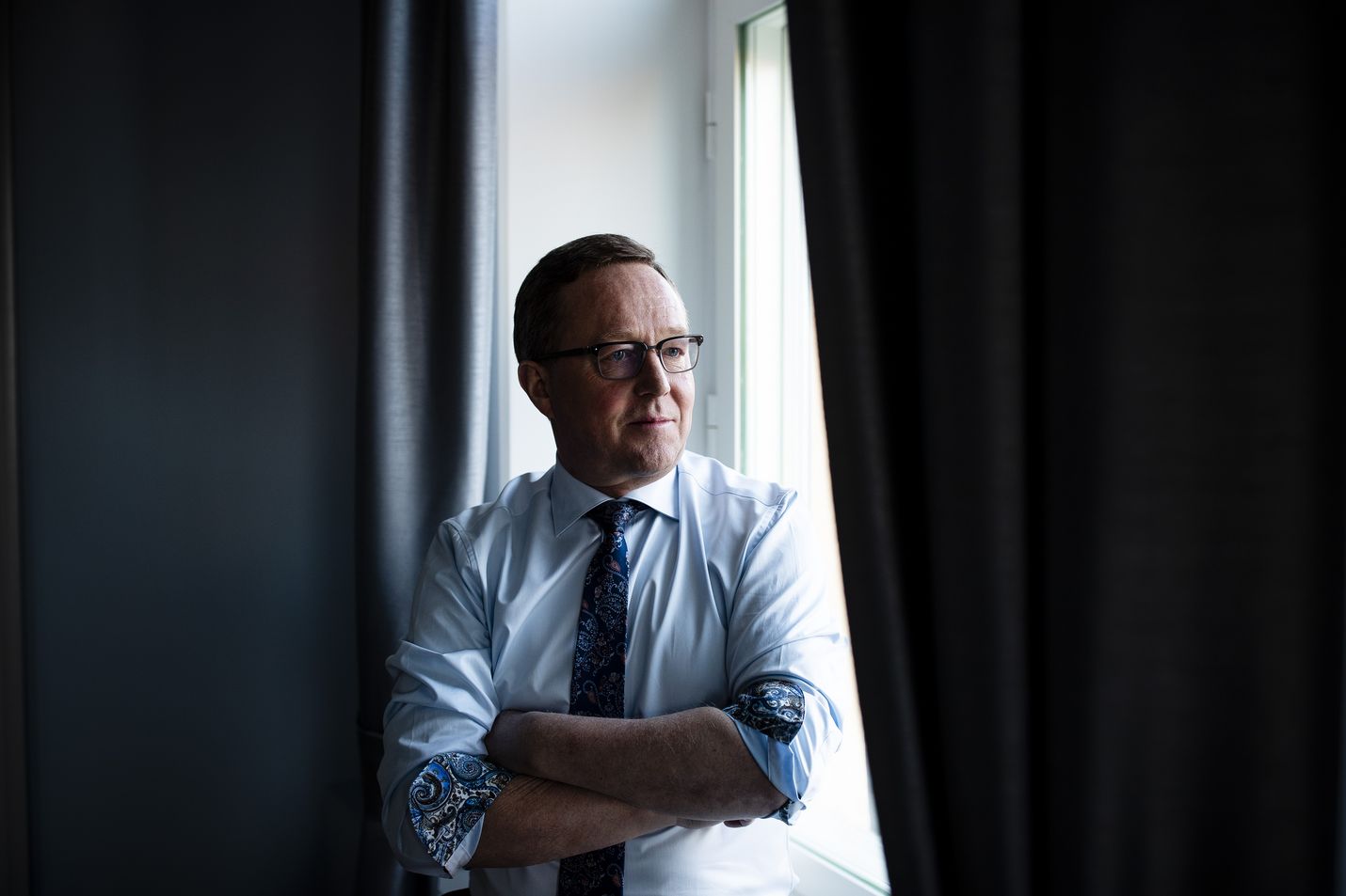 Elinkeinoministeri Mika Lintilä sanoo, että koronaviruksen uhkaa ei pidä liioitella, mutta myöskään silmiä ei pidä sulkea.