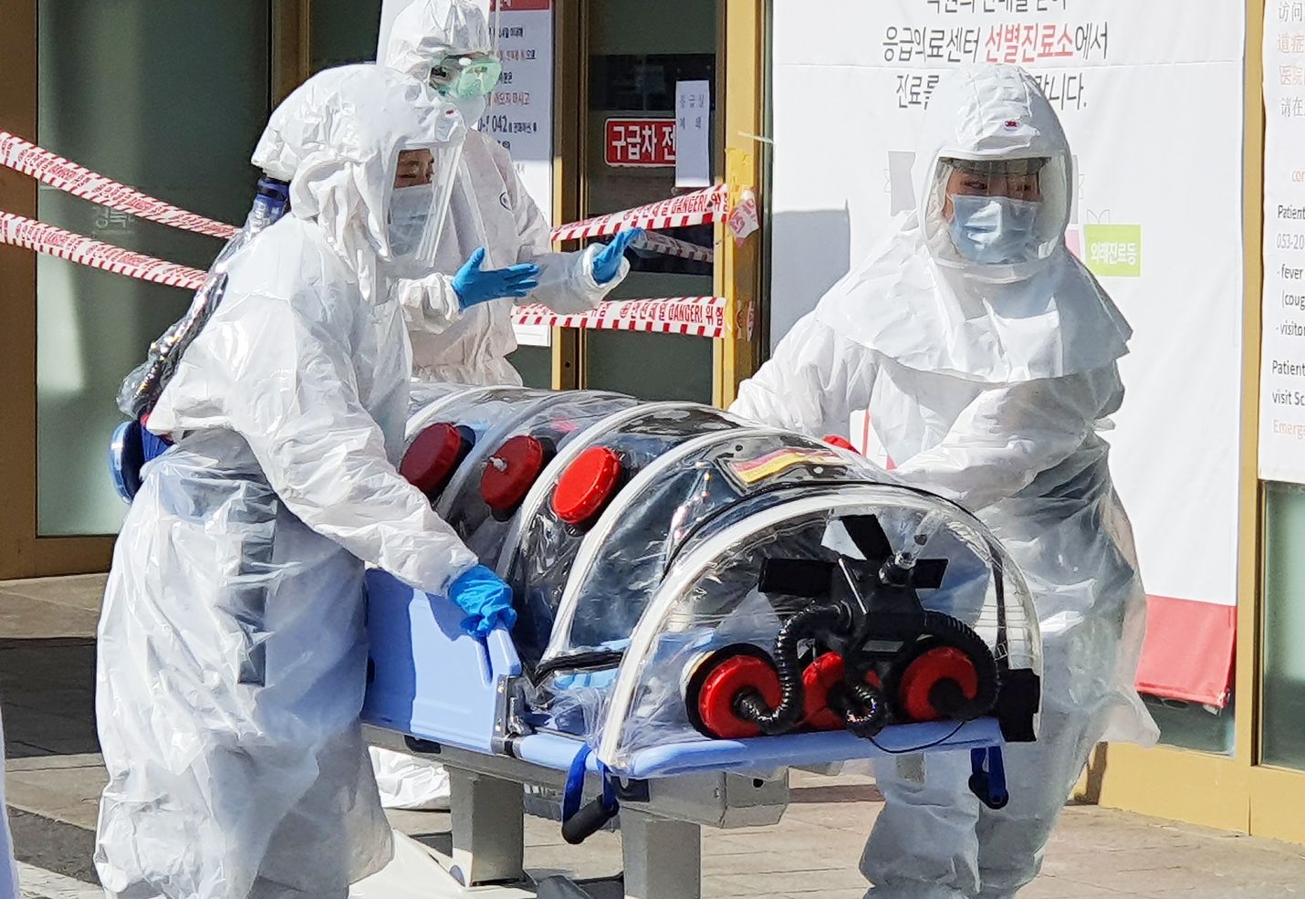 Koronavirustartuntoja on todettu Kiinan ulkopuolella runsaasti esimerkiksi Etelä-Koreassa. Maan neljänneksi suurin kaupunki Daegu on hiljentynyt keskiviikon jälkeen, kun ainakin 13 ihmisen todettiin saaneen tartunnan kirkossa. Kuvassa kaupungin sairaalaan kuljetetaan potilasta, jolla epäillään tartuntaa.