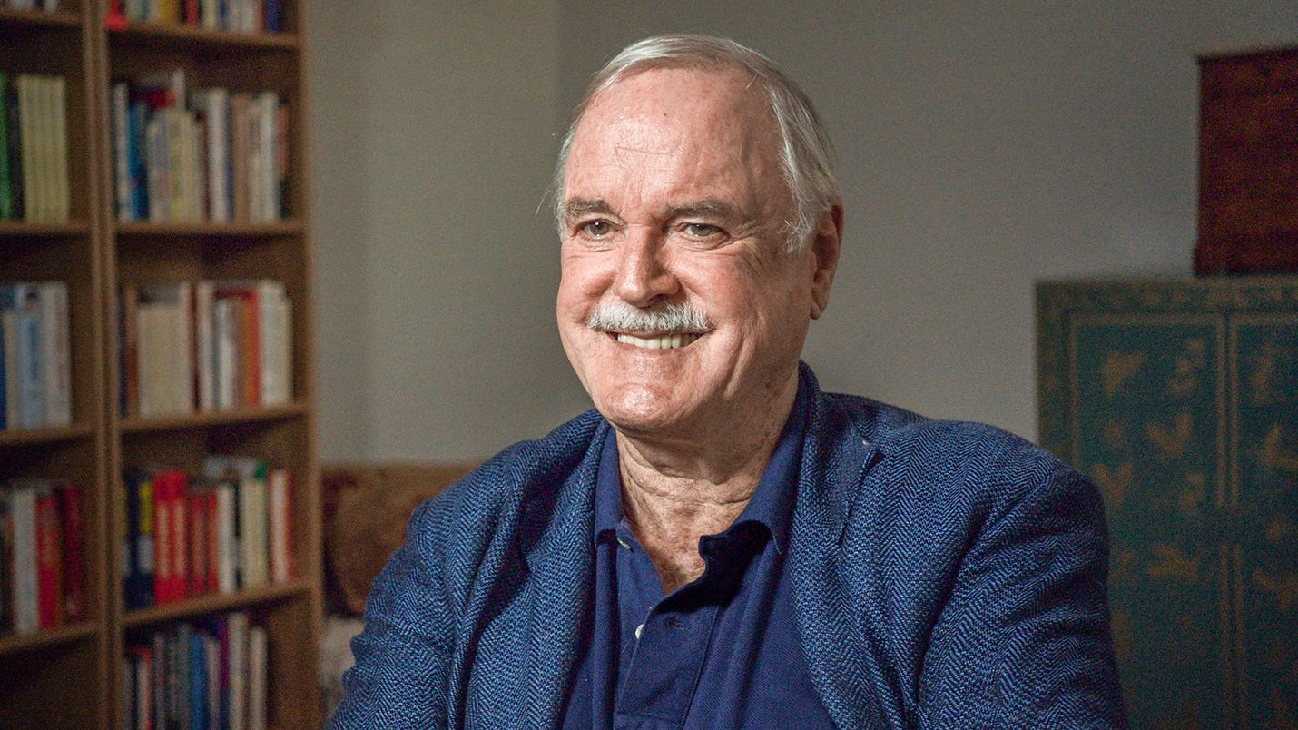 Monty Pythonista tuttu John Cleese on dokumentissa yksi "assholenessin" eli kusipäisyyden analysoijista.