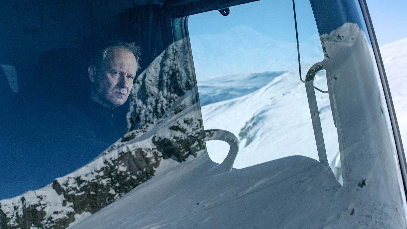 Norjalaisessa mustan huumorin tarinassa auramies Nils Dickman (Stellan Skarsgård) päättää kostaa poikansa tappajille.