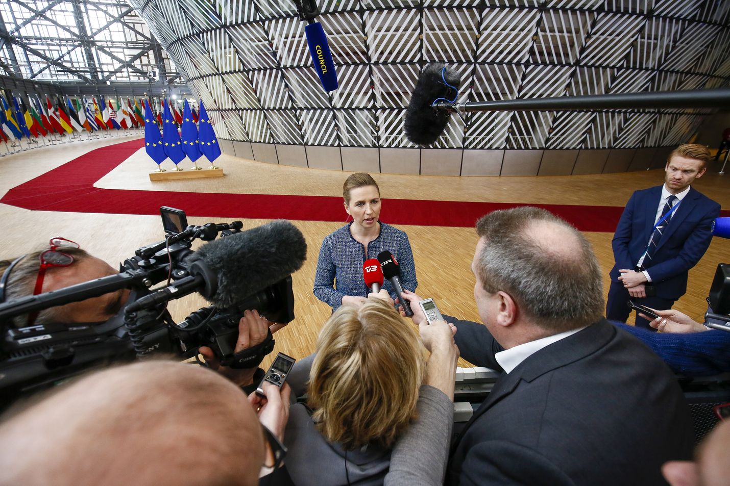 Tanskan pääministeri Mette Frederiksen puhui toimittajille perjantaina ennen EU:n huippukokouksen toisen päivän neuvotteluja. Kokouksessa päätetään EU:n vuosien 2021–2027 rahoituskehyksestä.